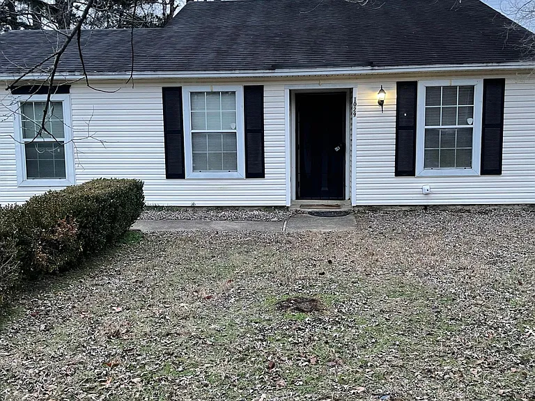 1029 Kelley Dr — Photo 1