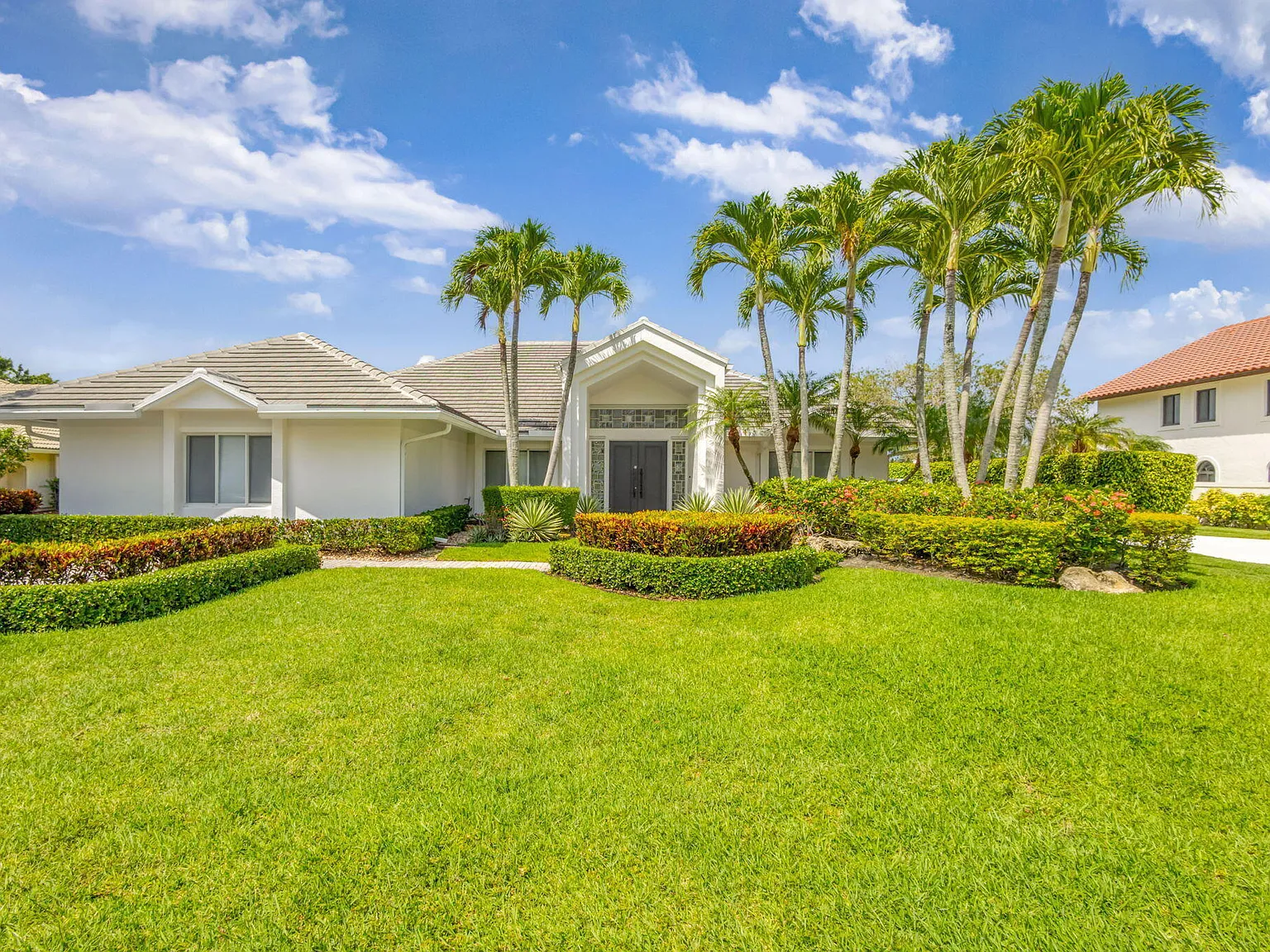 5 bed, 5.0 bath, 3738 sqft, $17,500 — Photo 1