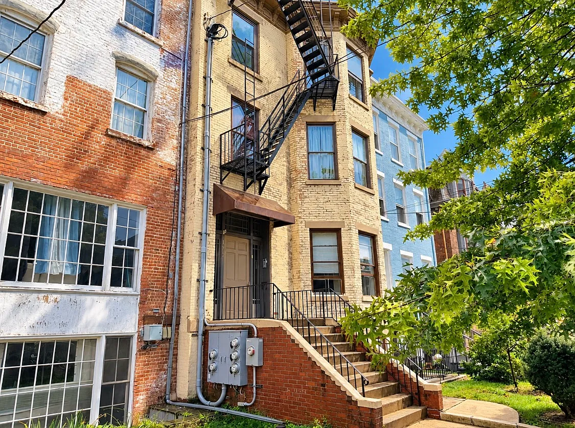 2 bed, 900 sqft, $2,200 — Photo 2