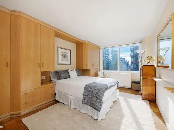 245 East 54th Street image 4 of 10