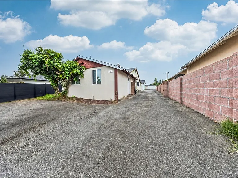 6943 Nagle Ave — Photo 2