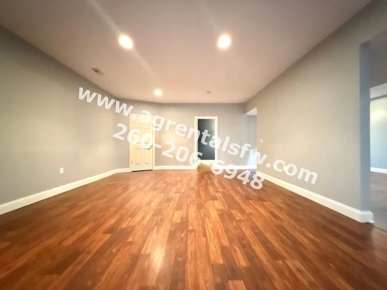 8819 Strathmore Ln — Photo 20