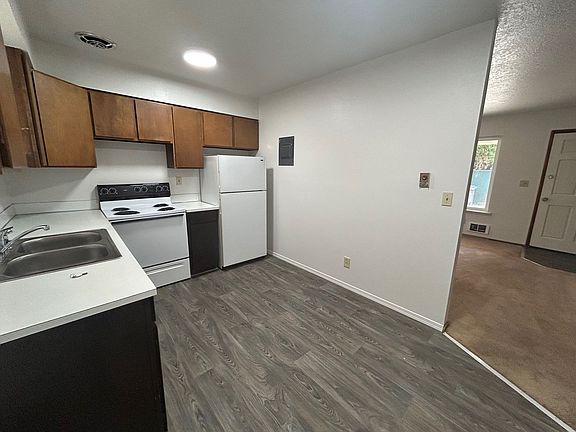 3rd image of 709 Cedar Ave Unit 4