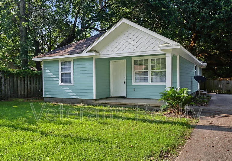 3001 Lamont Rd — Photo 1