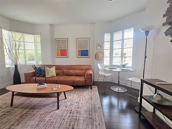 5th image of 601 11th St APT 107