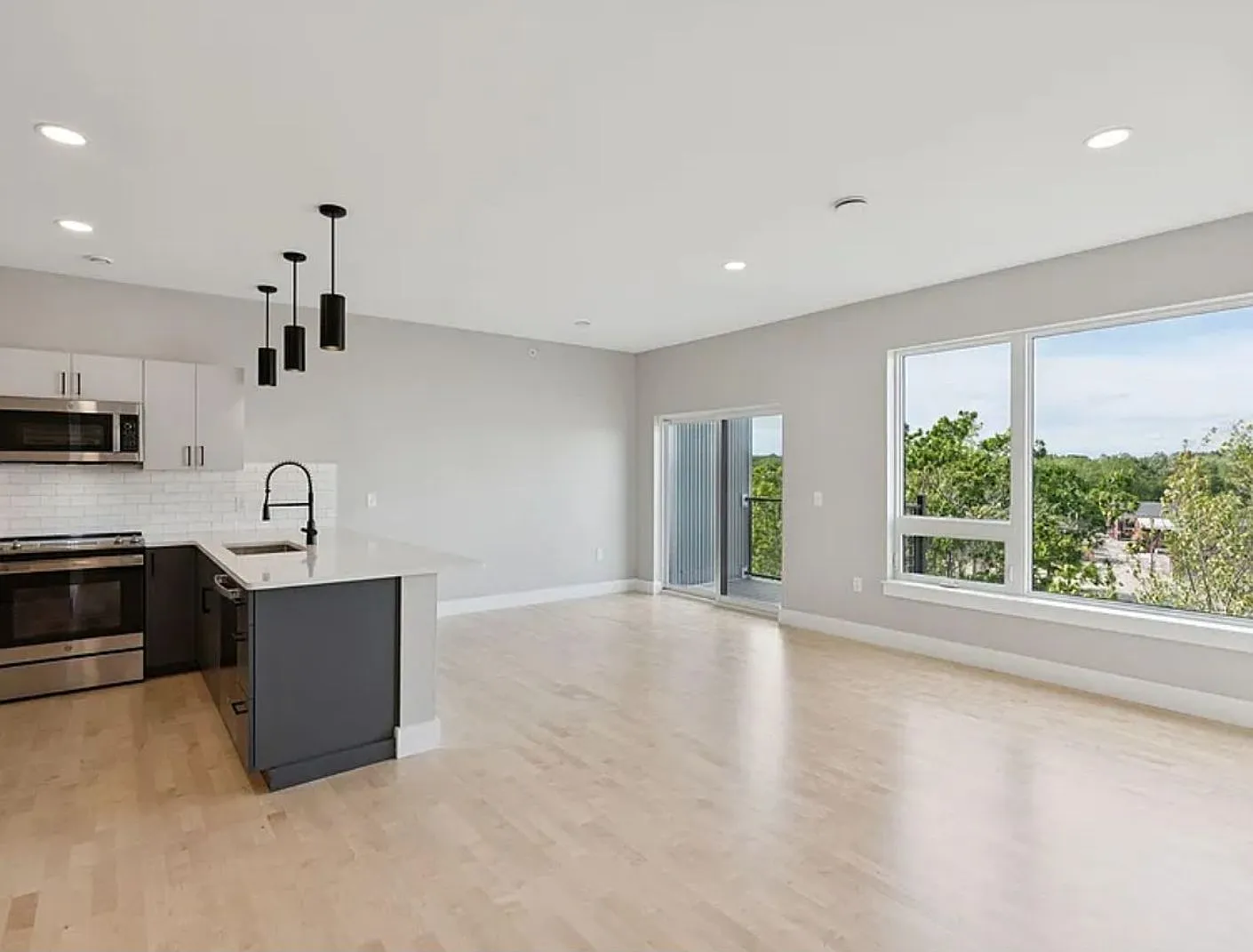 $2,500 2BD/1BA Condo in Biddeford - Parking Included, Balcony with Water Views - Available 10/10 — Photo 4
