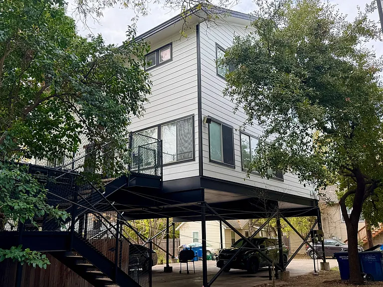 3410 Speedway #B — Photo 4