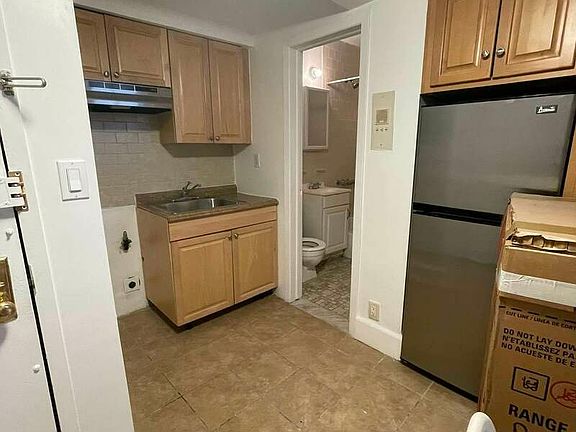 4th image of 128 W 70th St #2B