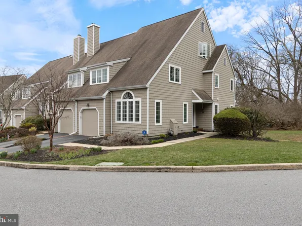 21 Newport Dr, Chesterbrook, PA 19087