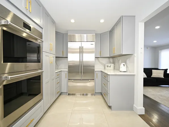 320 Whitman Drive image 16 of 27