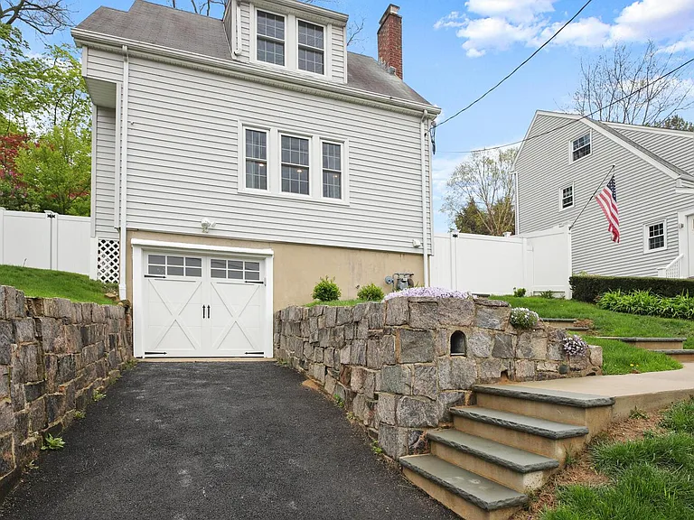 24 Nicholas Ave — Photo 1