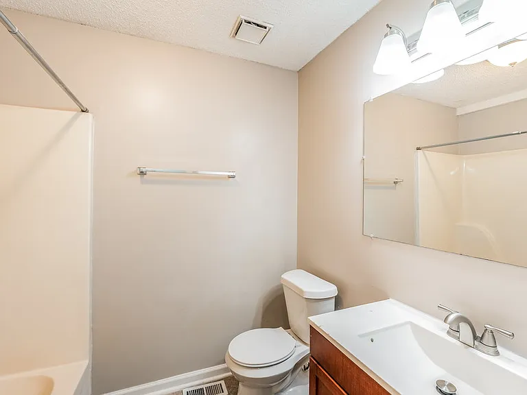 1100 Westchester Pkwy — Photo 16