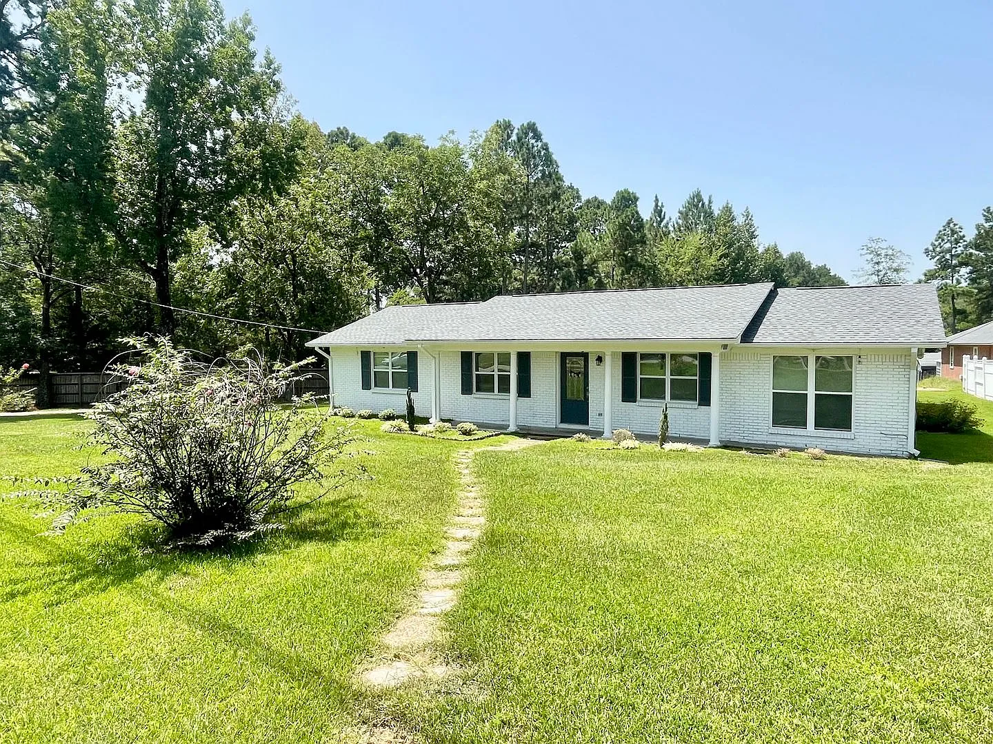 3 Bedroom/ 1.5 bath in Brandon 042! — Photo 1