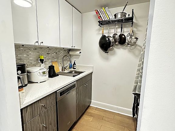 3rd image of 209 E 34th St #1603