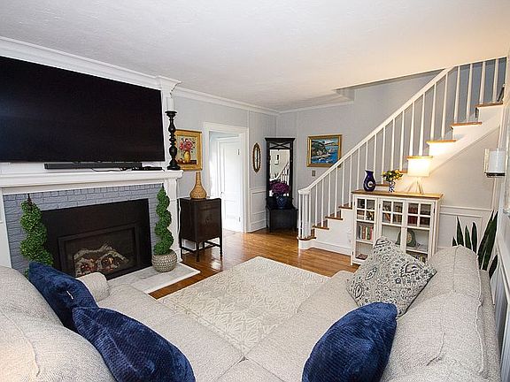 4th image of 2424 Bradfield Dr