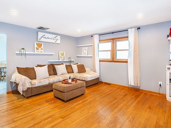 3rd image of 127 Dukes Rd