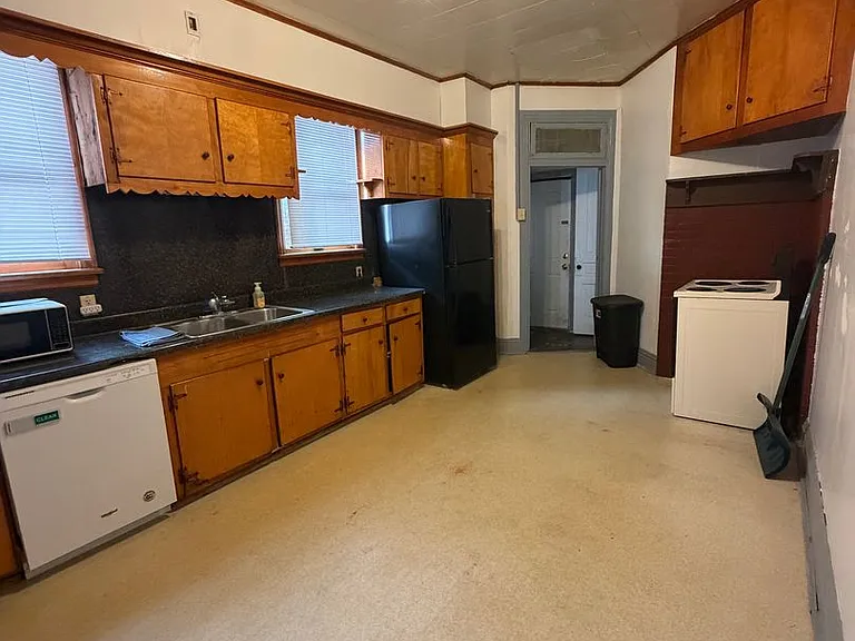 228 W Jackson St — Photo 2