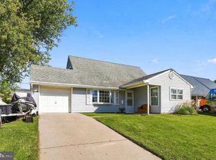 71 New Pond Ln, Levittown, PA 19054