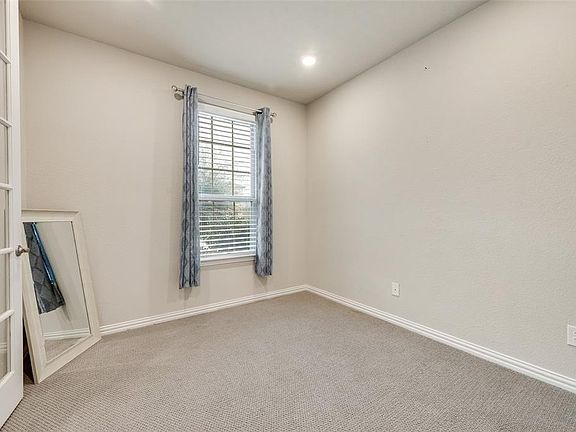 4th image of 1923 Livingston Rd