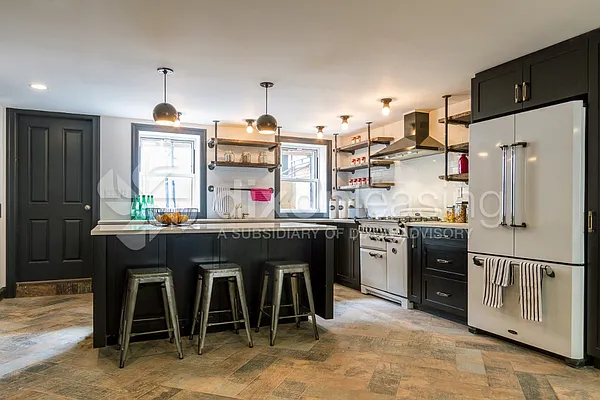 Rented by Dixon Advisory USA Inc. | media 5