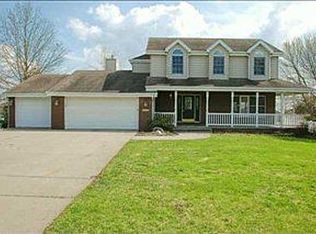 6005 E Oakwood Dr, Pleasant Hill, IA 50327