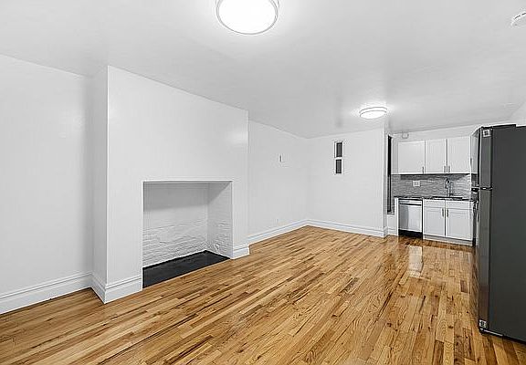 3rd image of 222 W 10th St #B2