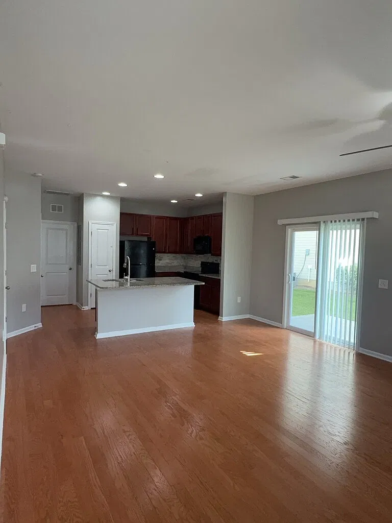 3 bed, 2.5 bath, 1592 sqft, $2,400 — Photo 3