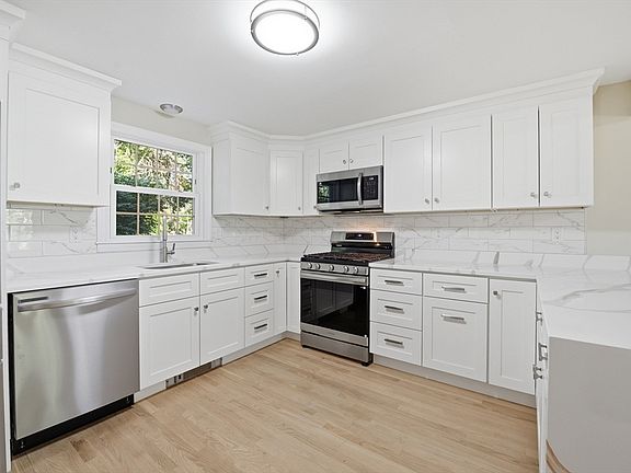 4th image of 3 Jonathan Ln