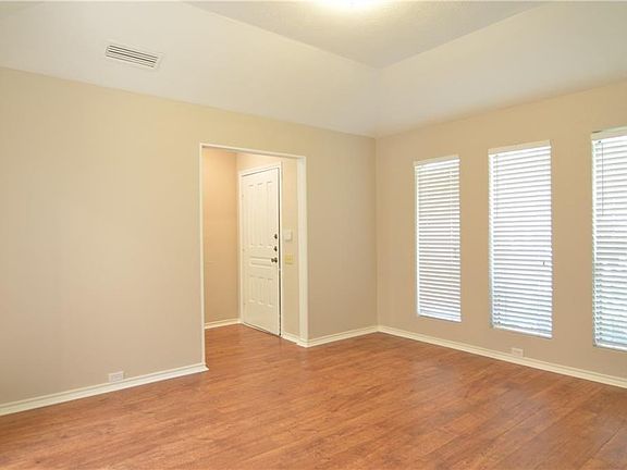 4th image of 2108 Stain Glass Dr