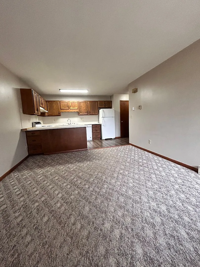 220 S Holly — Photo 3