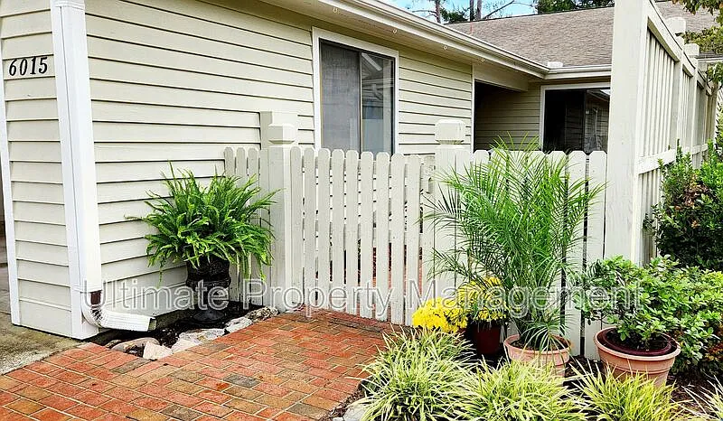 3 bed, 2.0 bath, 1398 sqft, $2,600 — Photo 2