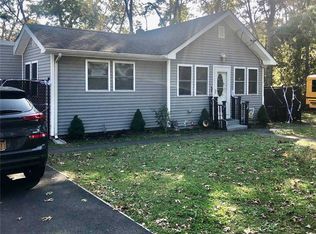90 Carlton Ave, Mastic, NY 11950