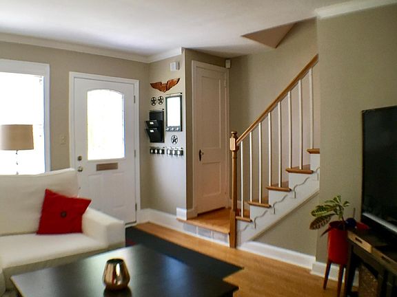 3rd image of 562 E Nelson Ave