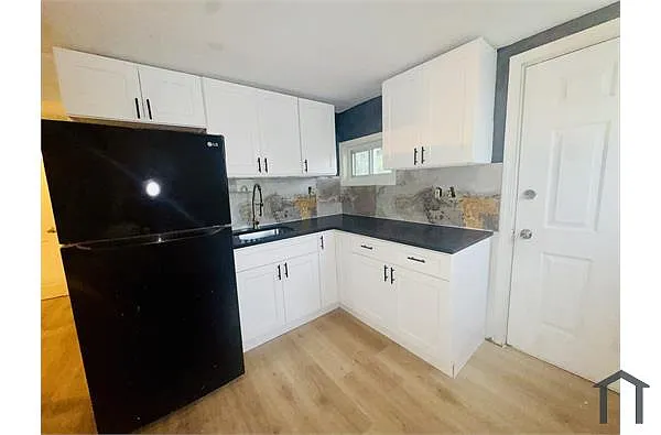 Building Photo - 470 Wood Ave #3