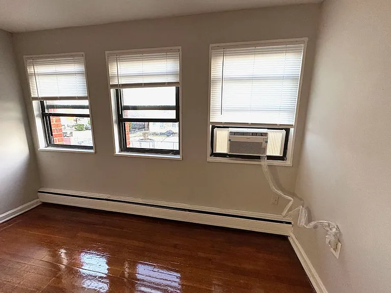 917 48th St NE — Photo 3