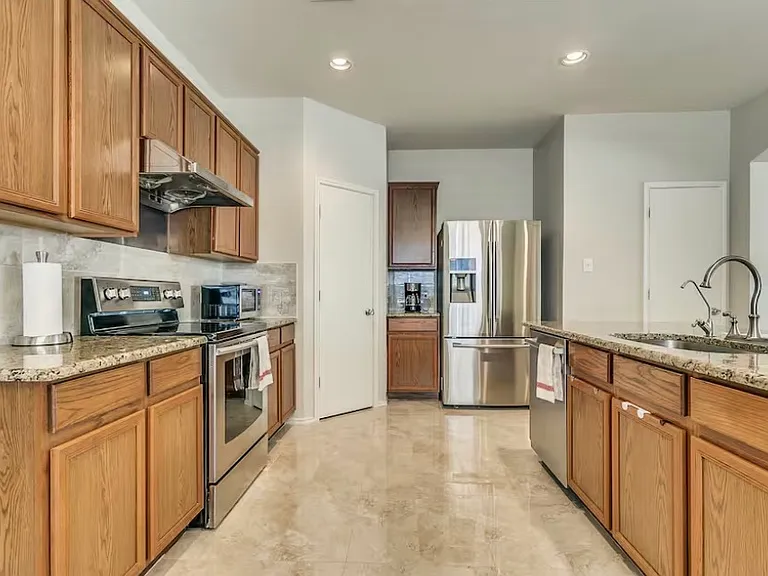 1138 Jamie Dr — Photo 3