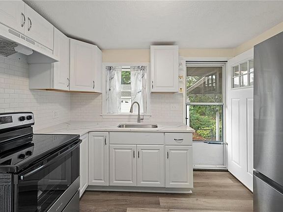 4th image of 192 Holland St