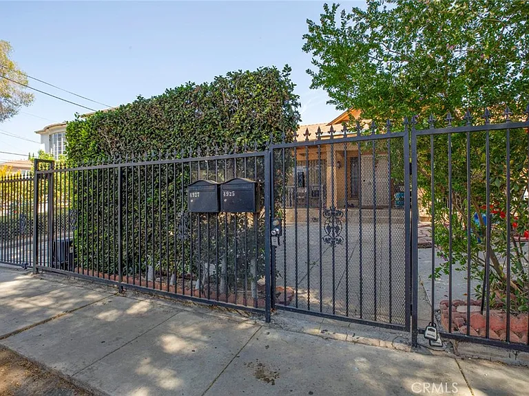 4927 Lexington Ave — Photo 2