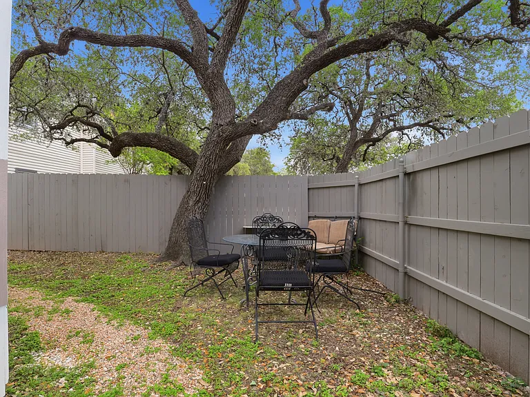 815 Annie St W — Photo 10