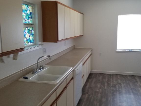 Kitchen with lots of cabinets and counter space