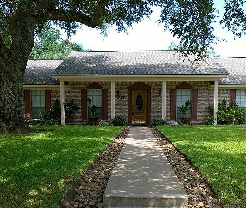 Welcome Home! Great curb appeal to welcome family and friends. You"ll be proud to call this home!