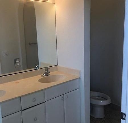 5th image of 1018 Pipers Cay Dr #111