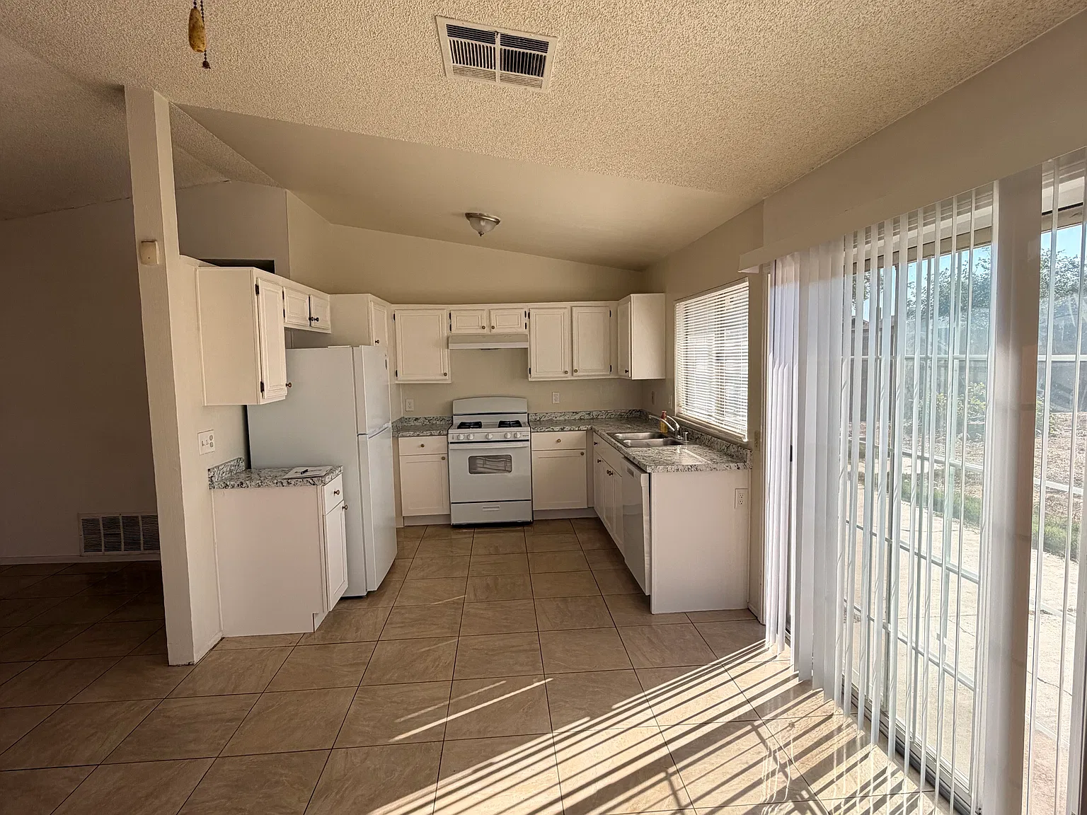 3 bed, 1116 sqft, $2,850 — Photo 2