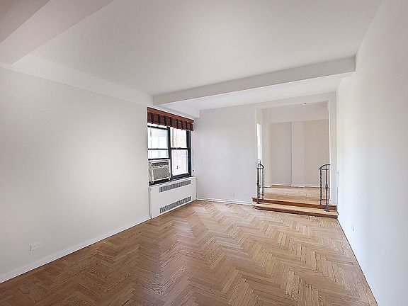 2nd image of 70 Park Ter W APT E34