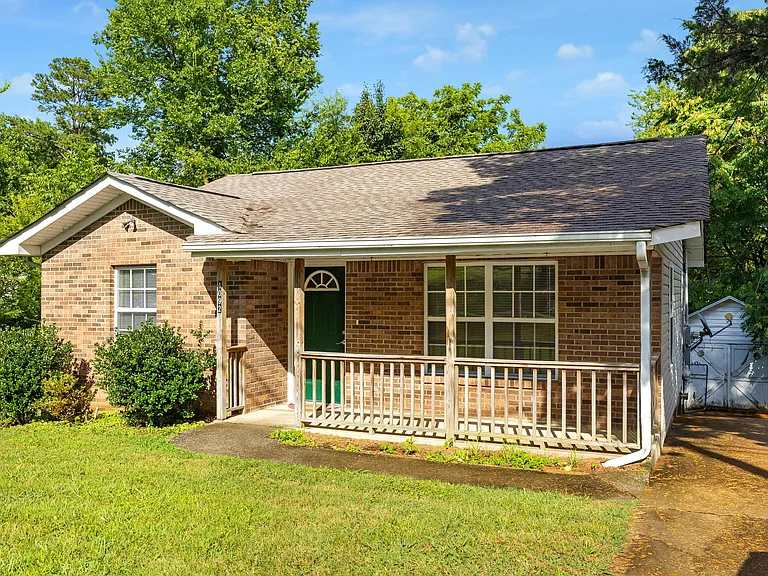 4092 University Dr — Photo 2