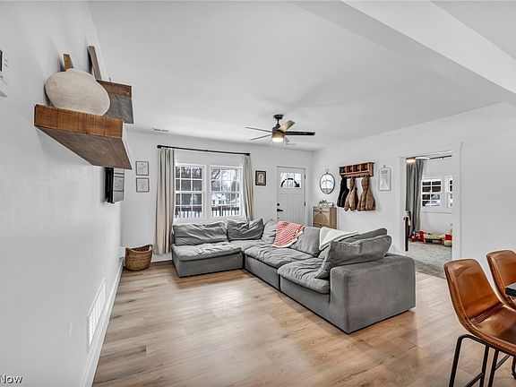 5th image of 99 Meadowridge Rd