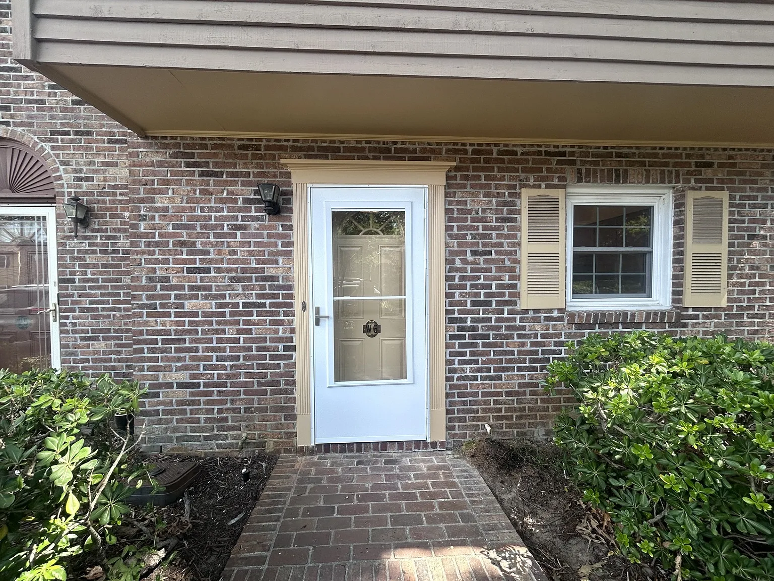 3 bed, 2.5 bath, 1351 sqft, $1,999 — Photo 2