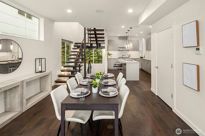 4th image of 2834 Fairview Avenue E