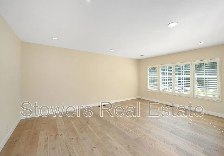 1090 Livorna Rd — Photo 7