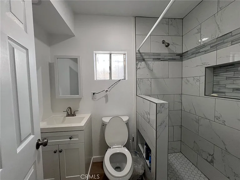1561 W 38th Pl — Photo 6